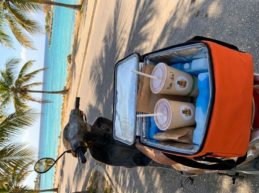 Insulated delivery cooler with Pineapple Express smoothies on a scooter in Aruba