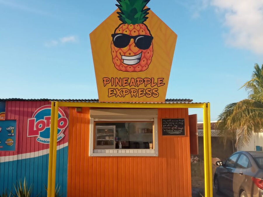 Pineapple Express snack stand in Ponton Aruba under a blue sky